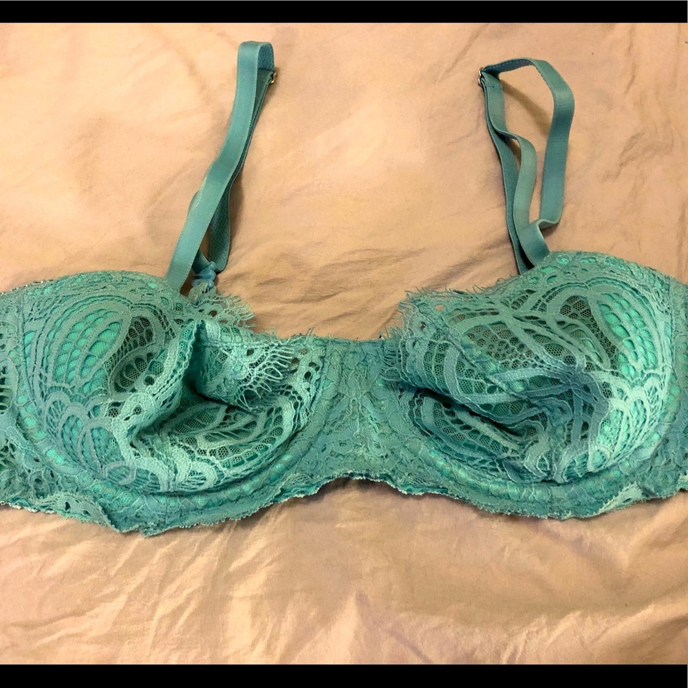 32D Victoria’s Secret bra